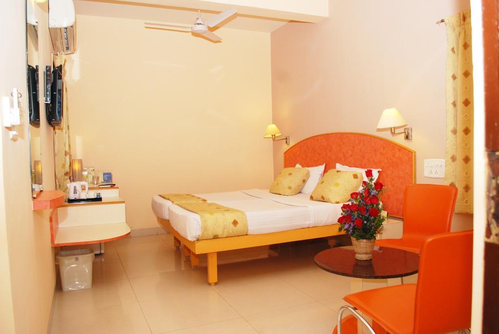 Hotel Pandian Chennai Extérieur photo