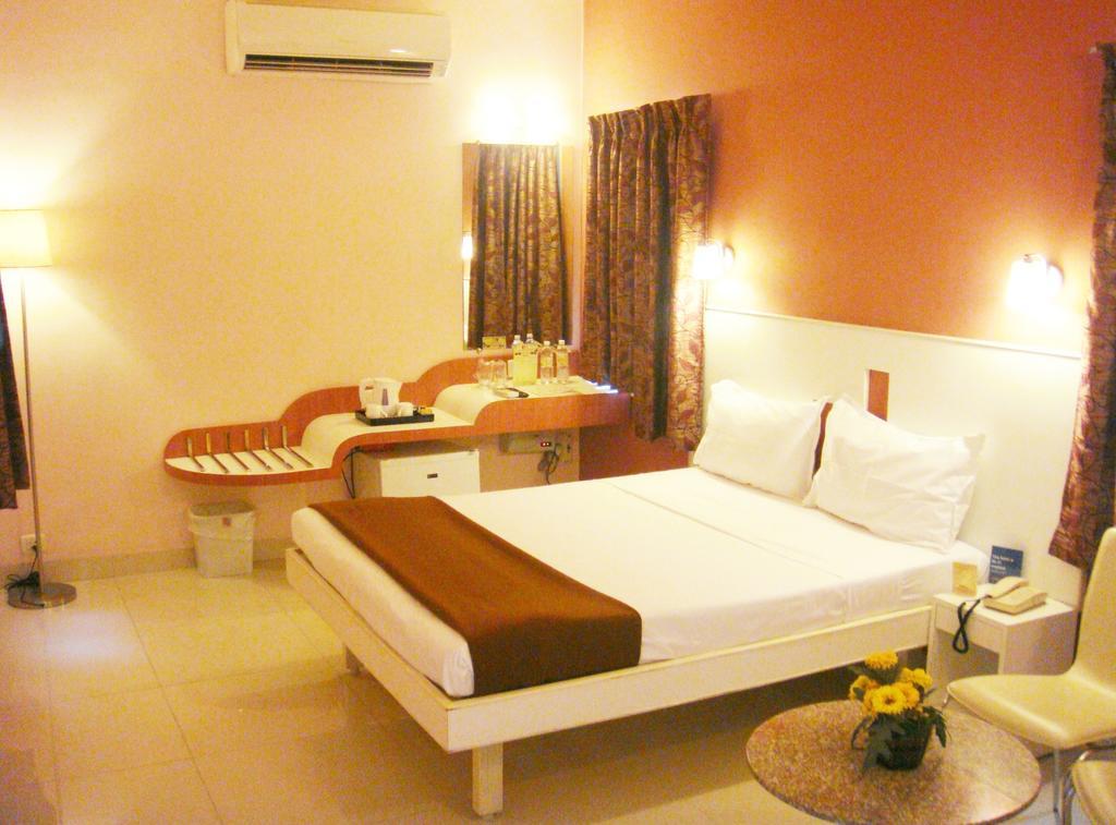 Hotel Pandian Chennai Extérieur photo