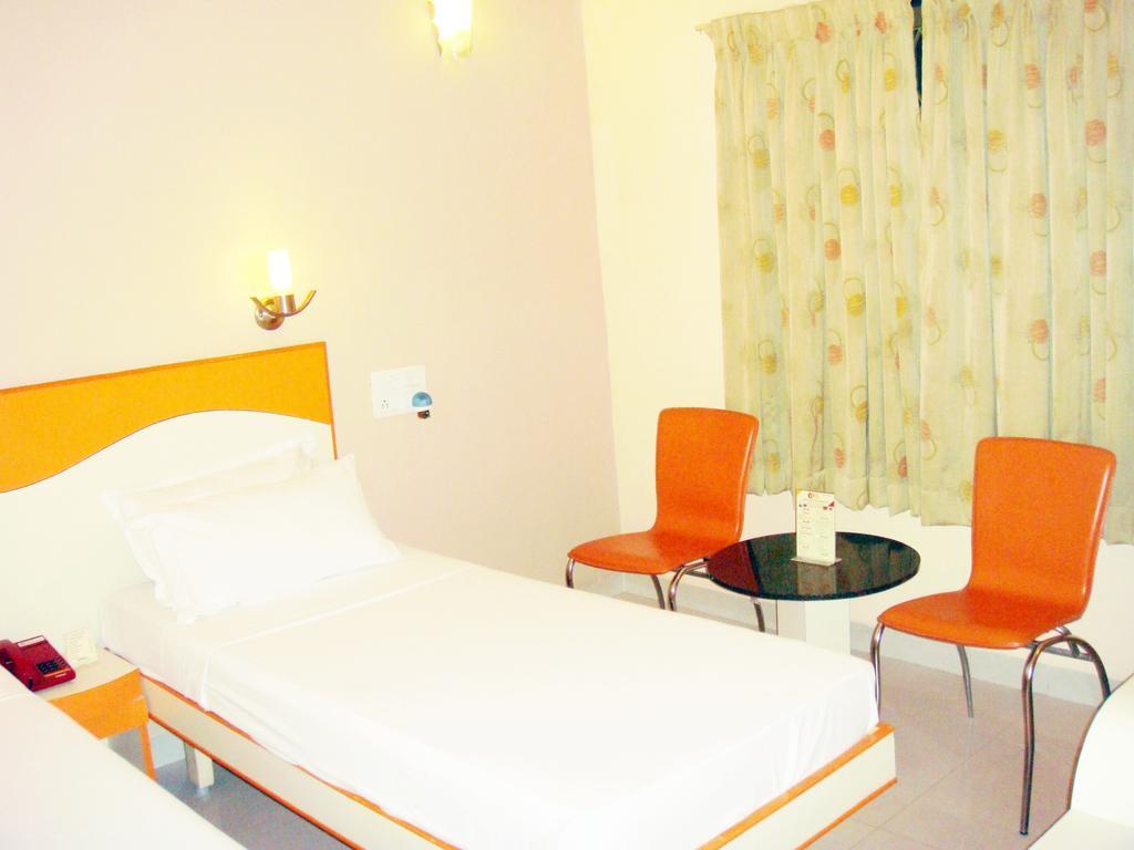 Hotel Pandian Chennai Extérieur photo