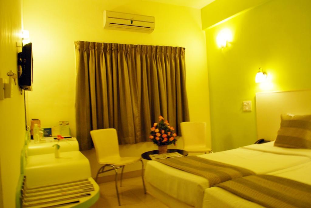 Hotel Pandian Chennai Extérieur photo