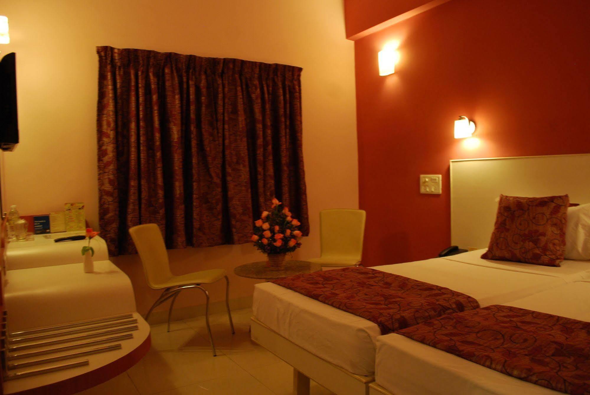 Hotel Pandian Chennai Extérieur photo