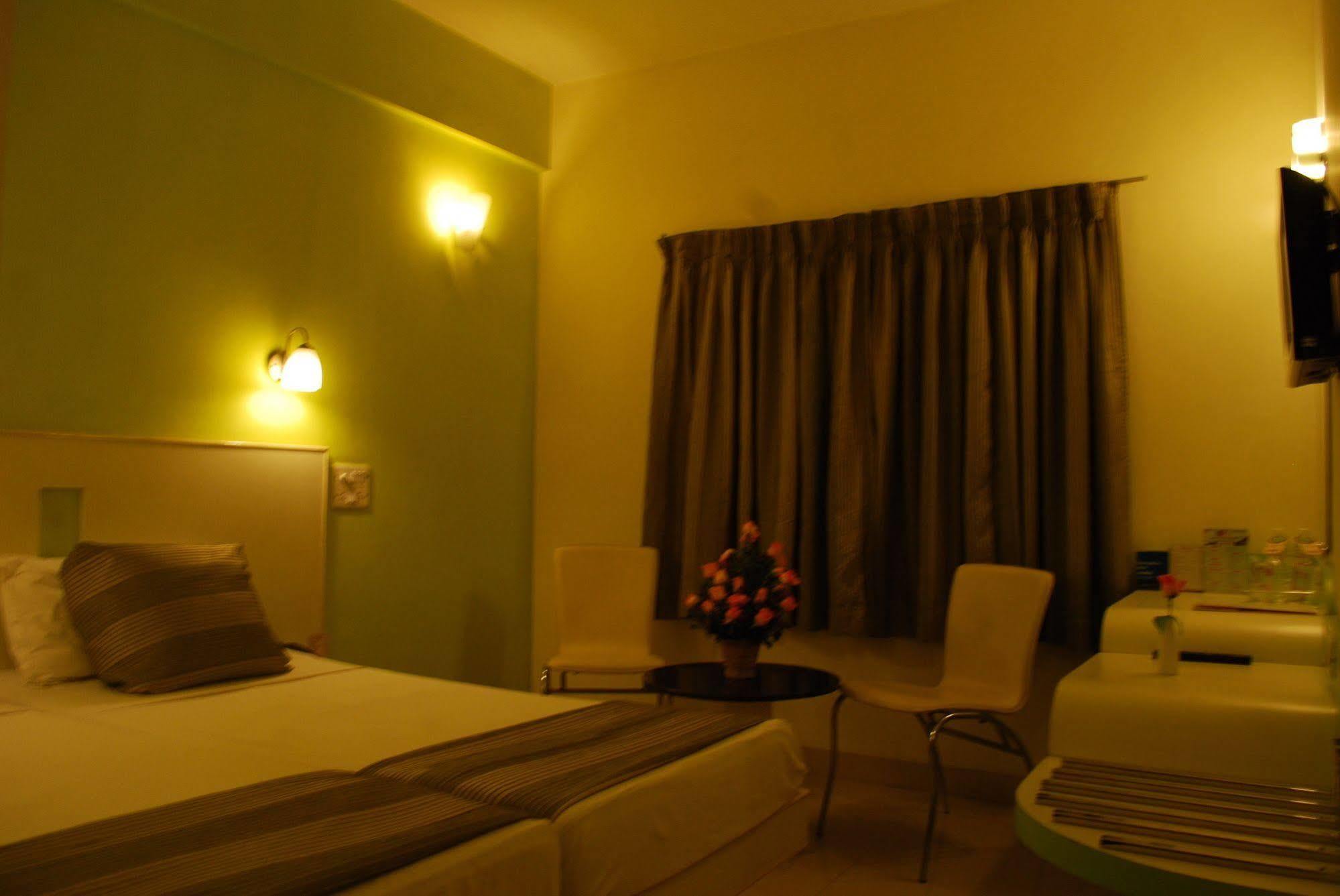Hotel Pandian Chennai Extérieur photo