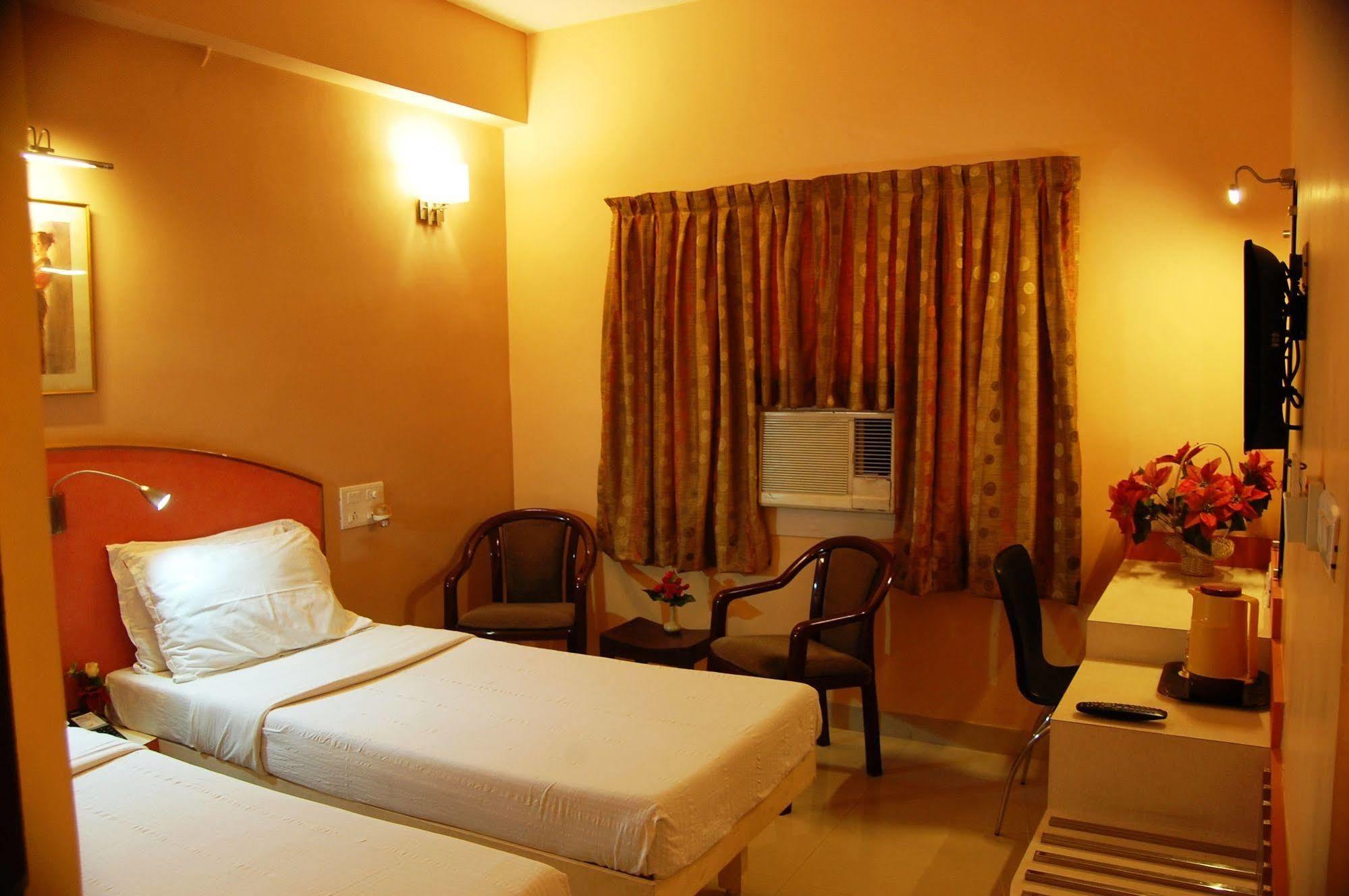 Hotel Pandian Chennai Extérieur photo